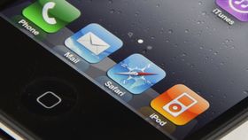 Apple locks iOS screenshots to foil App Store scammers