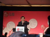 LG unveils stunning mobile phone watch