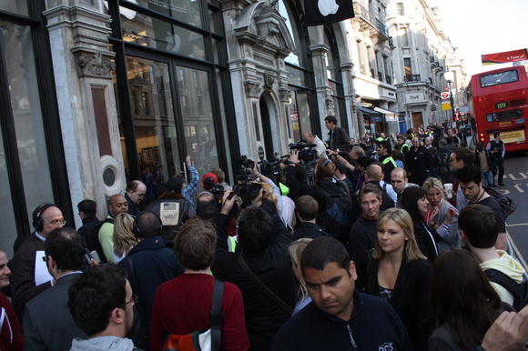 In pictures: Madness of the iPad queue