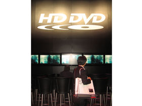 Microsoft, Hollywood rush to HD DVD's defence