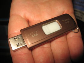 SanDisk USB drive backs up data online